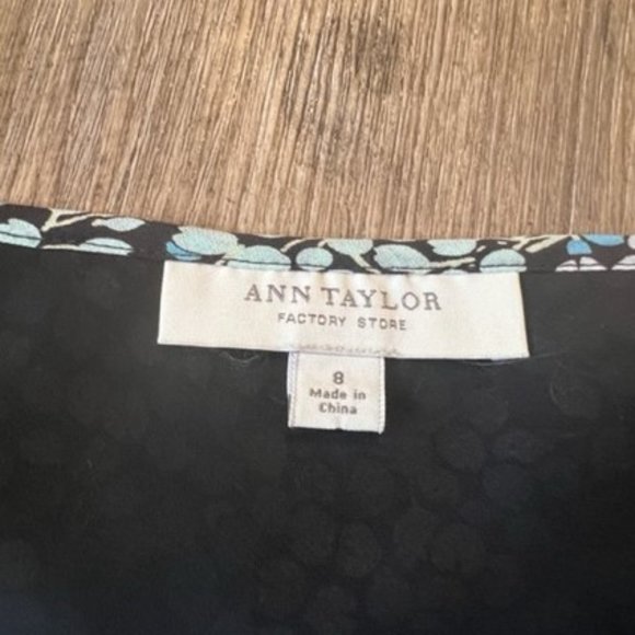 Colorful blue and cream colored Ann Taylor mid length skirt - Size 8 - Picture 6 of 13